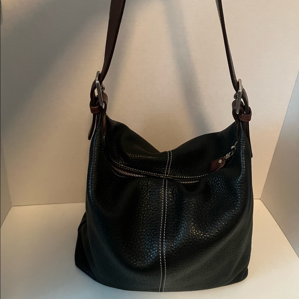 Dooney & Bourke purse
Black